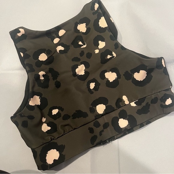 Revolve MinkPink Move green leopard print zipper front padded sports bra medium - Picture 5 of 5